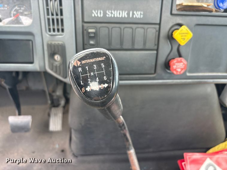 image for item EU5605 2005 International 4400 semi truck