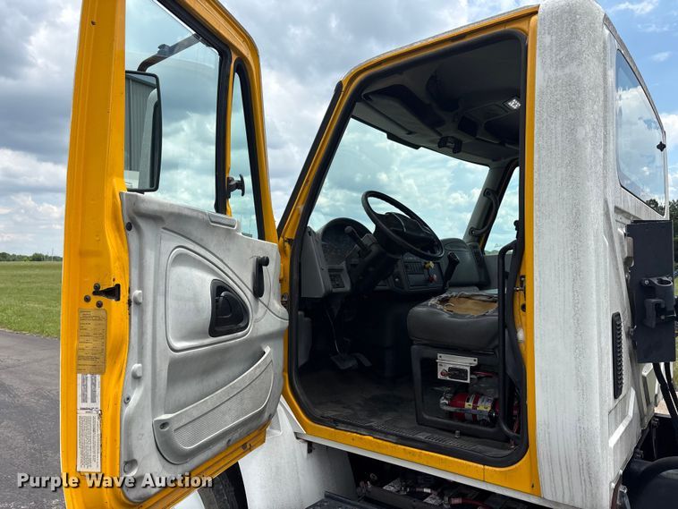 image for item EU5605 2005 International 4400 semi truck