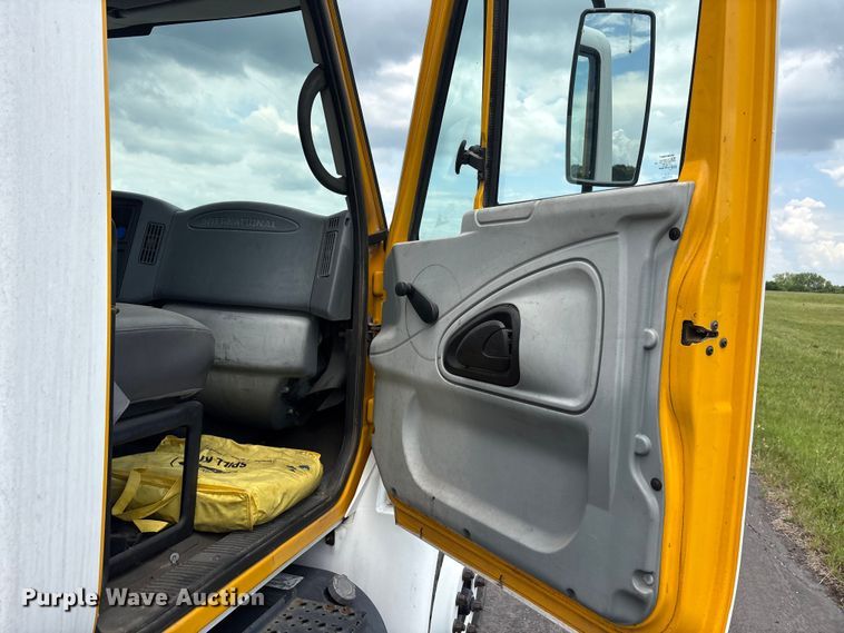 image for item EU5605 2005 International 4400 semi truck