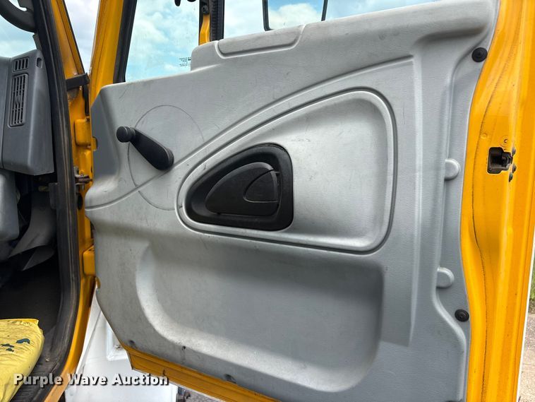 image for item EU5605 2005 International 4400 semi truck