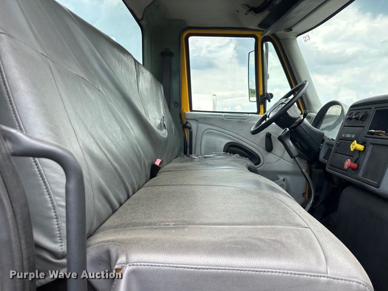 image for item EU5605 2005 International 4400 semi truck
