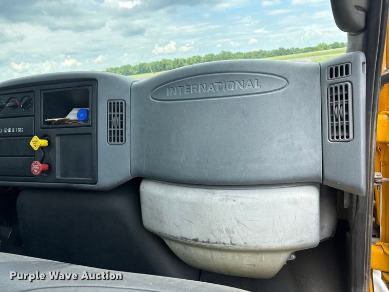 image for item EU5605 2005 International 4400 semi truck