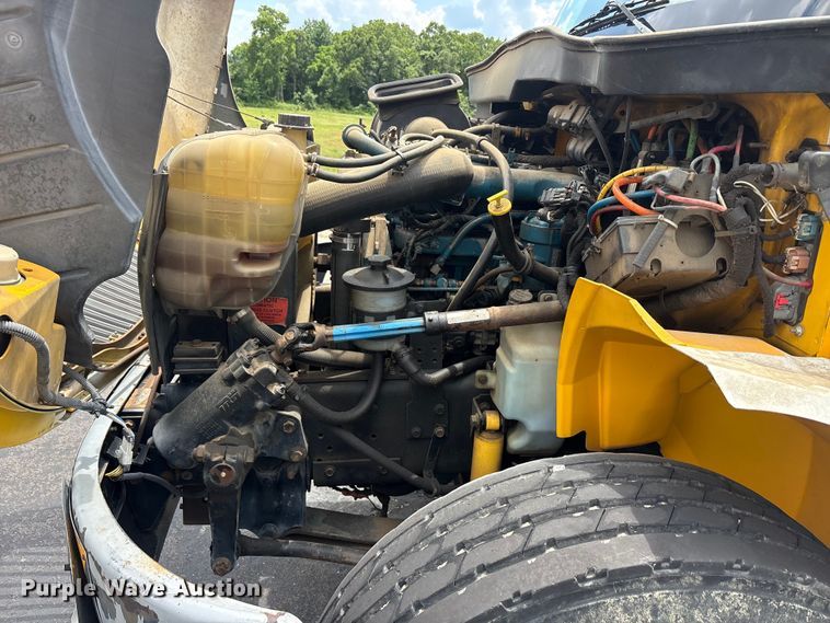 image for item EU5605 2005 International 4400 semi truck