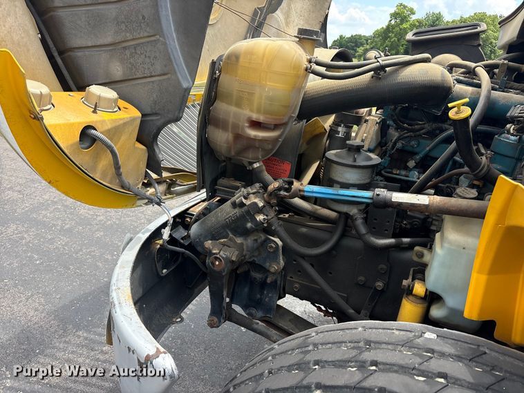 image for item EU5605 2005 International 4400 semi truck