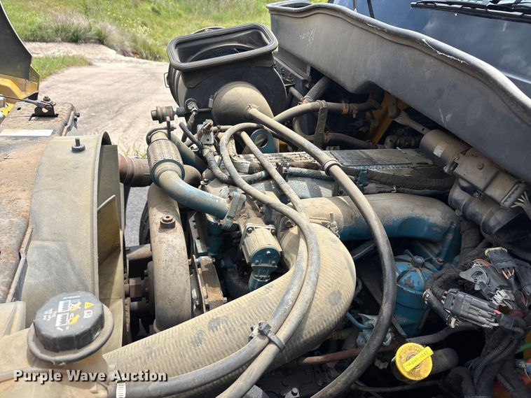 image for item EU5605 2005 International 4400 semi truck