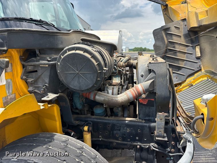 image for item EU5605 2005 International 4400 semi truck