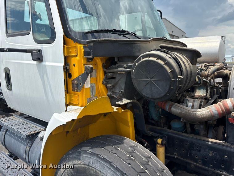 image for item EU5605 2005 International 4400 semi truck