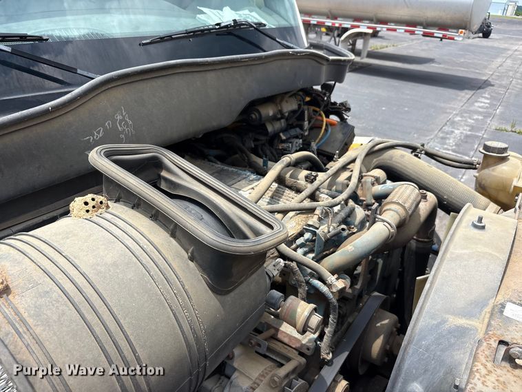 image for item EU5605 2005 International 4400 semi truck