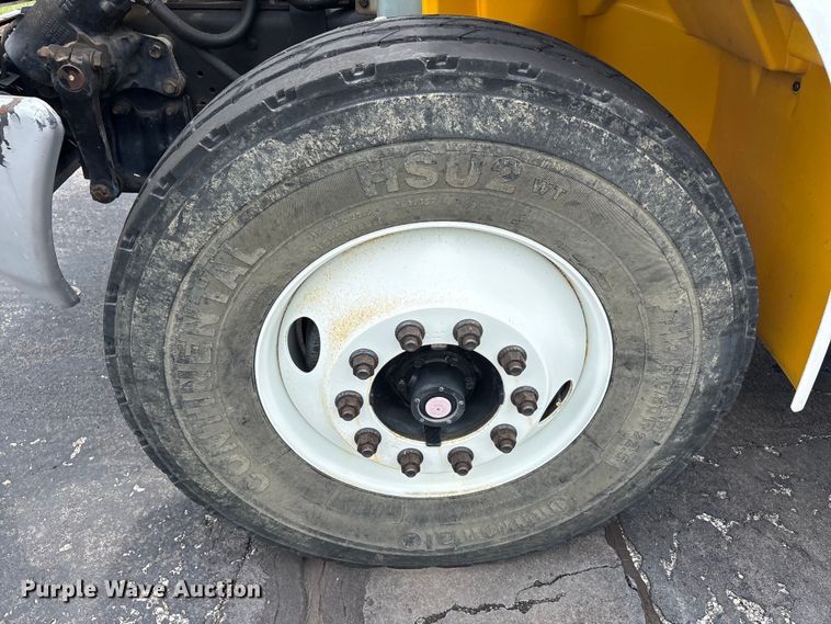 image for item EU5605 2005 International 4400 semi truck