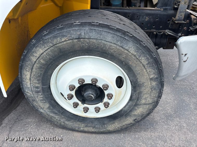 image for item EU5605 2005 International 4400 semi truck