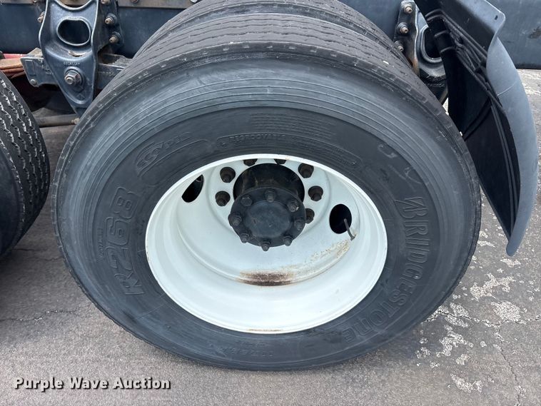 image for item EU5605 2005 International 4400 semi truck