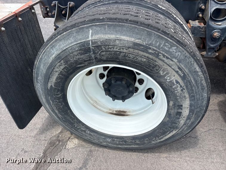 image for item EU5605 2005 International 4400 semi truck