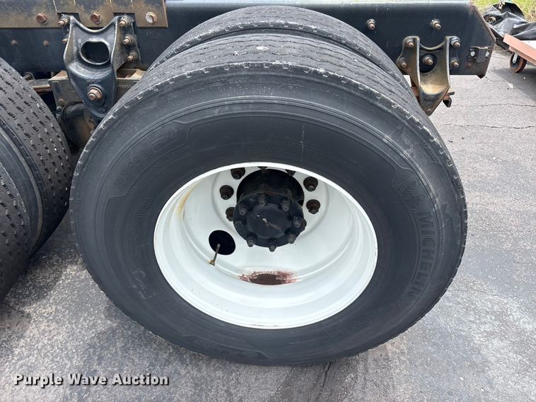 image for item EU5605 2005 International 4400 semi truck