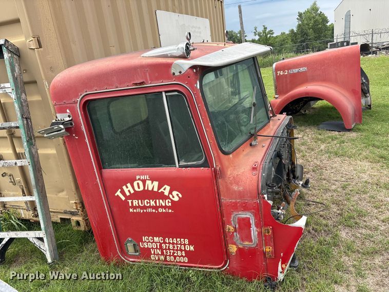 image for item EU5620 Semi truck cab and hood