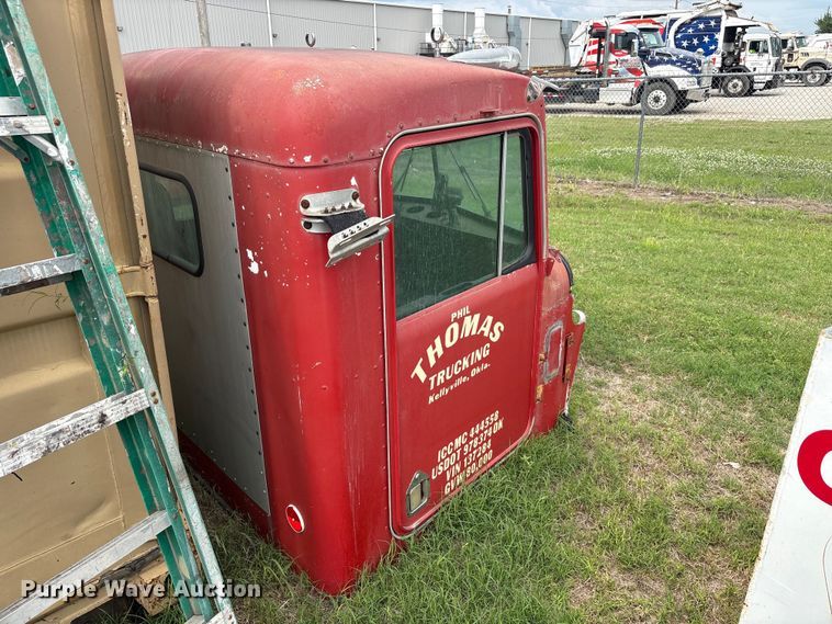image for item EU5620 Semi truck cab and hood