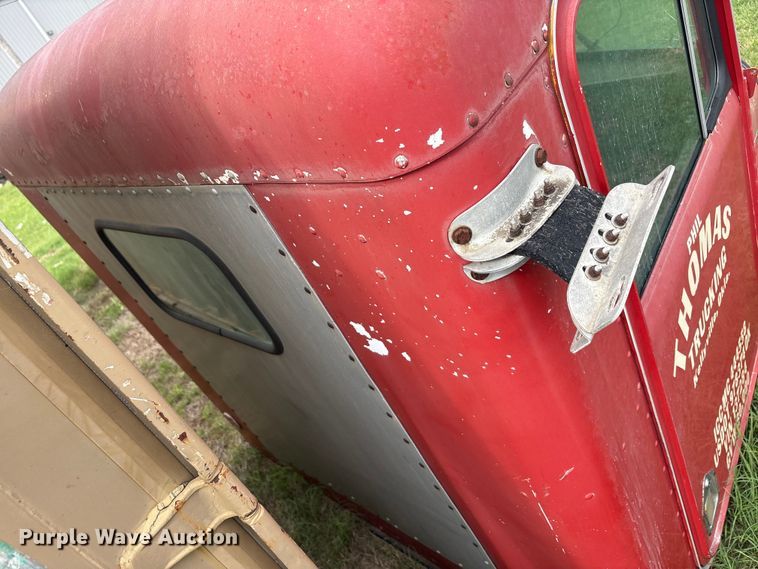 image for item EU5620 Semi truck cab and hood
