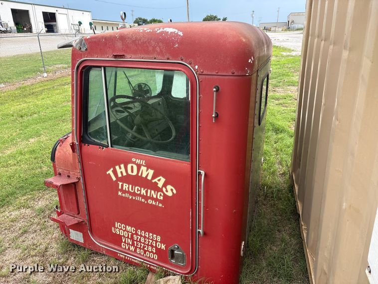 image for item EU5620 Semi truck cab and hood