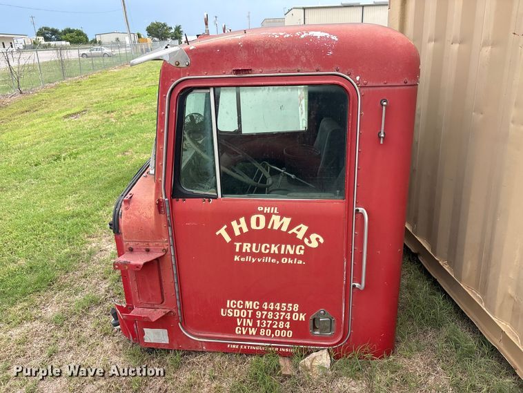 image for item EU5620 Semi truck cab and hood
