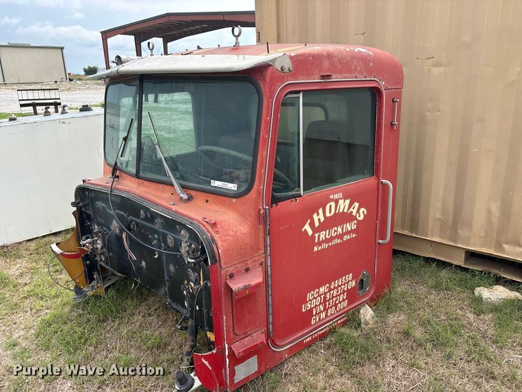 image for item EU5620 Semi truck cab and hood
