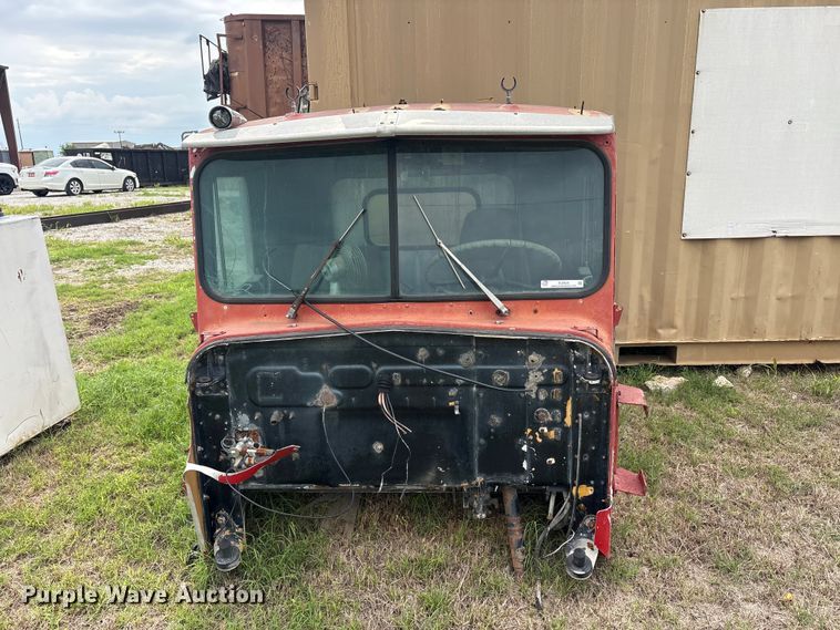 image for item EU5620 Semi truck cab and hood