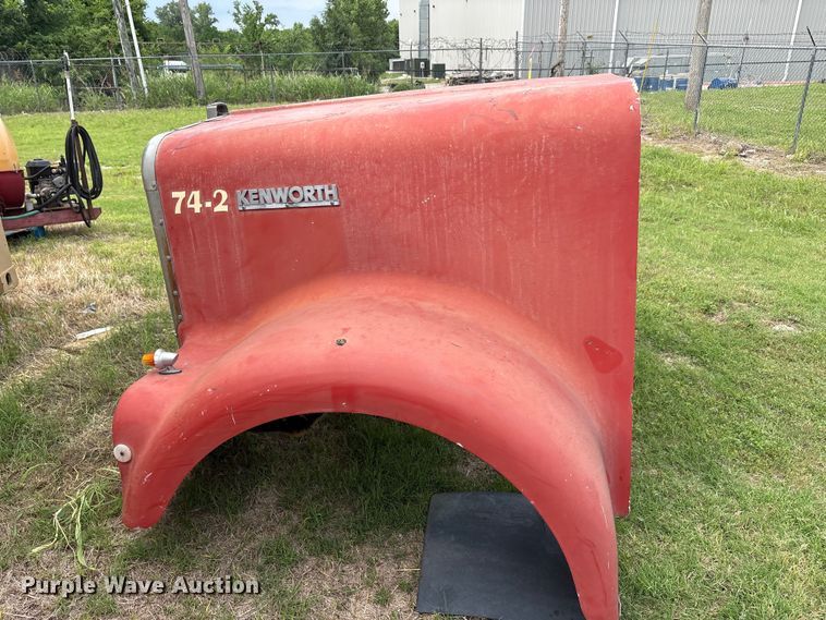 image for item EU5620 Semi truck cab and hood