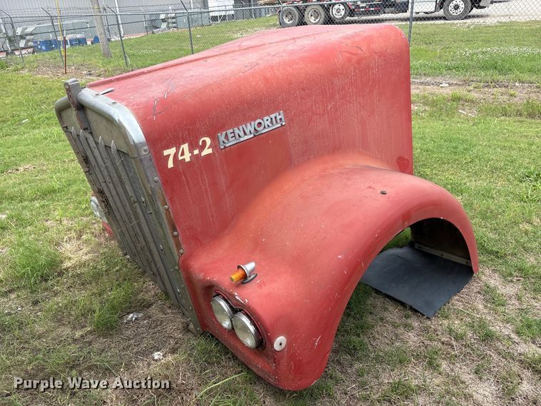 image for item EU5620 Semi truck cab and hood