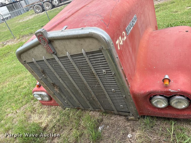 image for item EU5620 Semi truck cab and hood