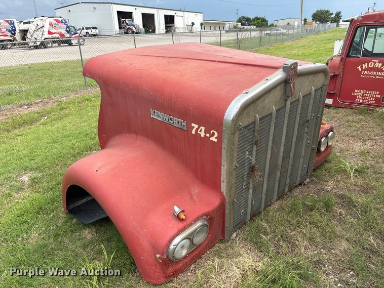 image for item EU5620 Semi truck cab and hood