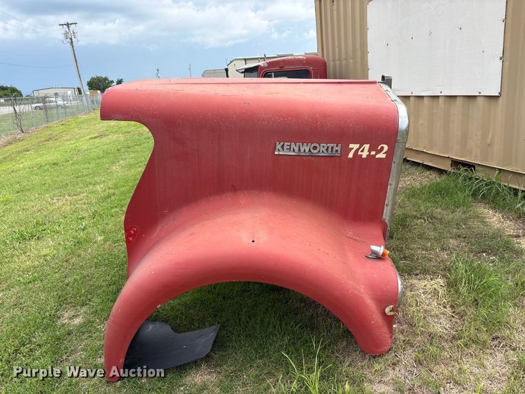 image for item EU5620 Semi truck cab and hood