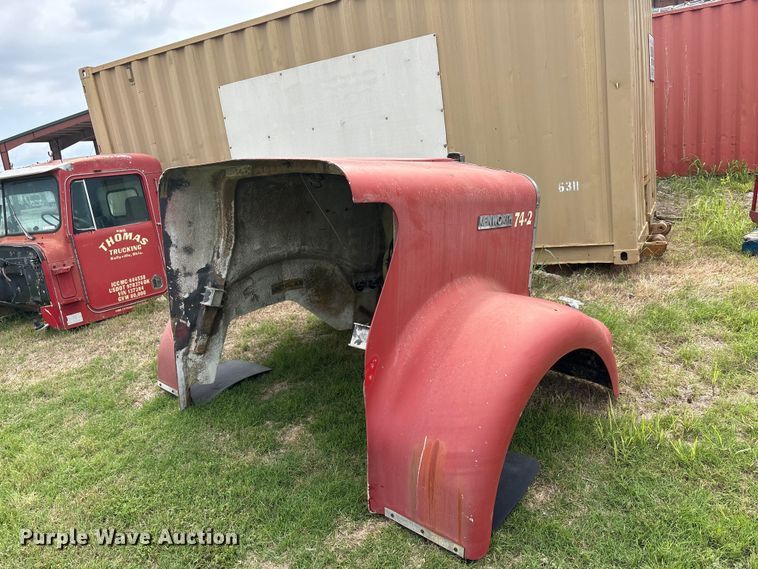 image for item EU5620 Semi truck cab and hood
