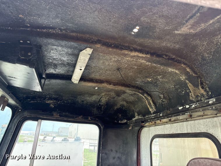 image for item EU5620 Semi truck cab and hood