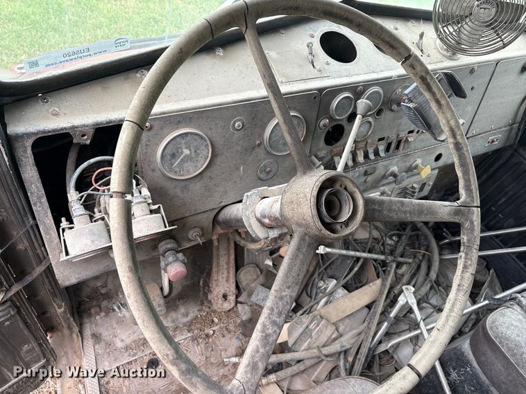 image for item EU5620 Semi truck cab and hood