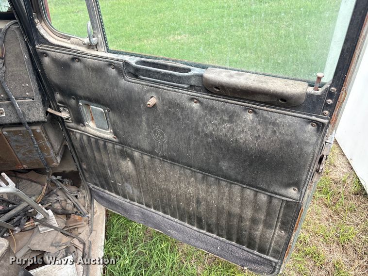 image for item EU5620 Semi truck cab and hood
