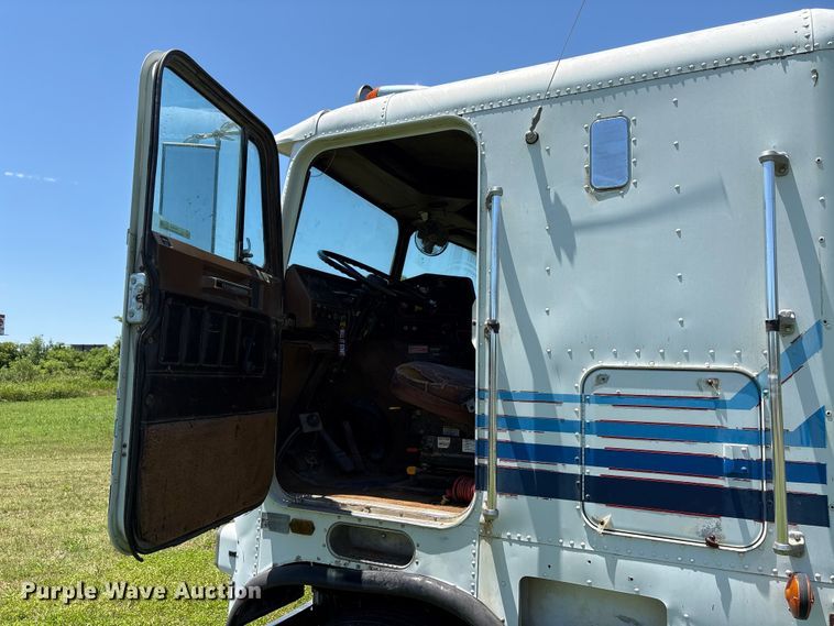 image for item EW0029 1987 Freightliner FLT semi truck
