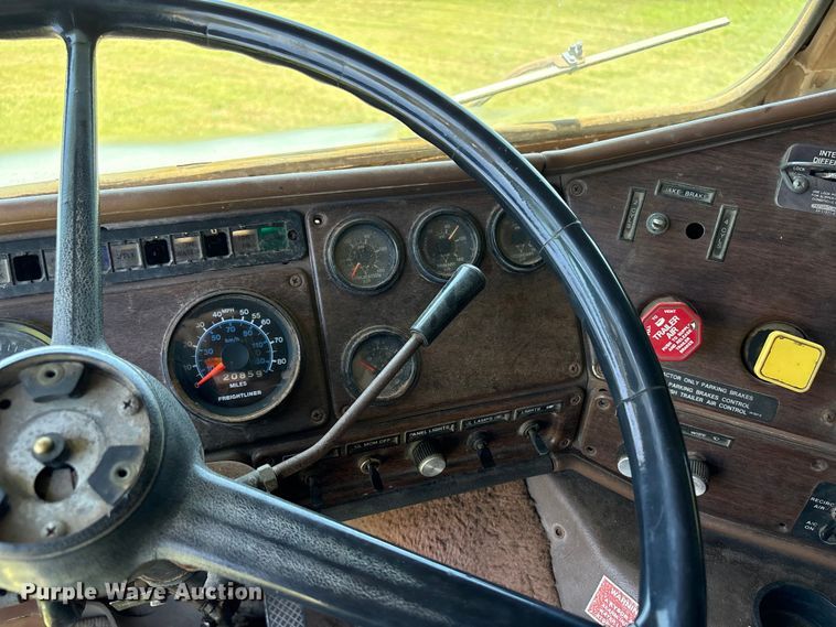 image for item EW0029 1987 Freightliner FLT semi truck