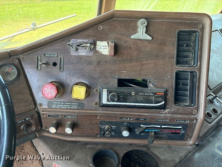 image for item EW0029 1987 Freightliner FLT semi truck
