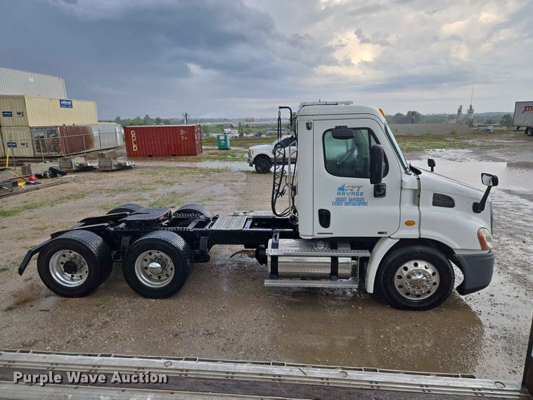 image for item EW0254 2010 Freightliner Cascadia 113 semi truck