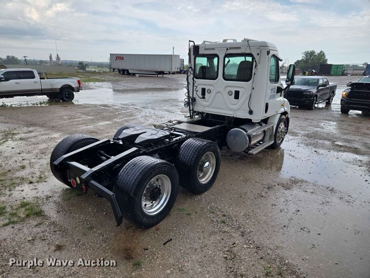image for item EW0254 2010 Freightliner Cascadia 113 semi truck