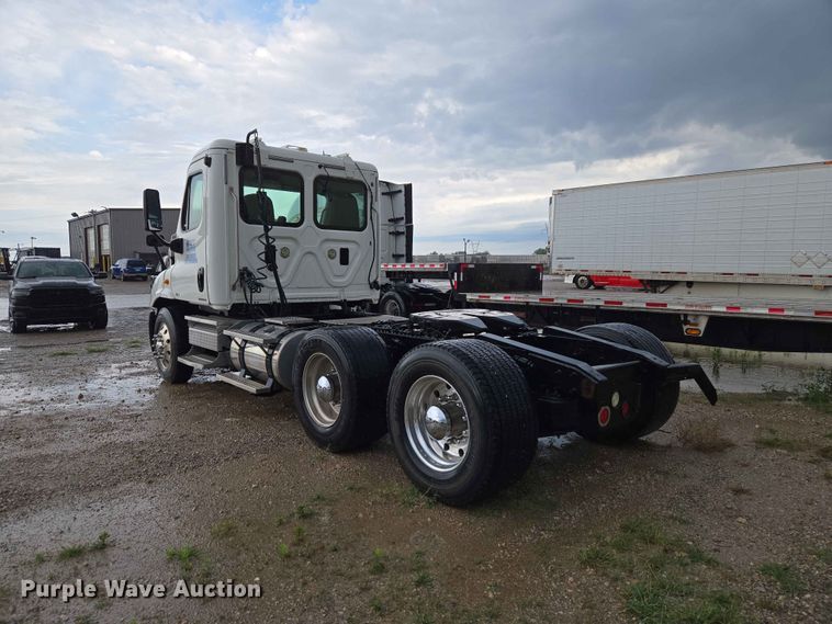 image for item EW0254 2010 Freightliner Cascadia 113 semi truck