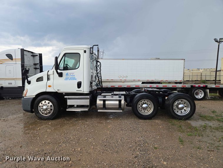 image for item EW0254 2010 Freightliner Cascadia 113 semi truck