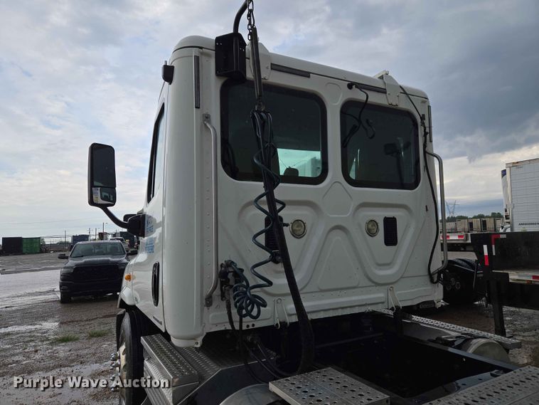 image for item EW0254 2010 Freightliner Cascadia 113 semi truck