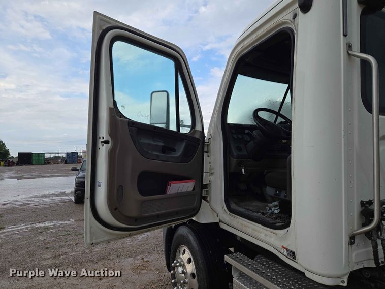 image for item EW0254 2010 Freightliner Cascadia 113 semi truck