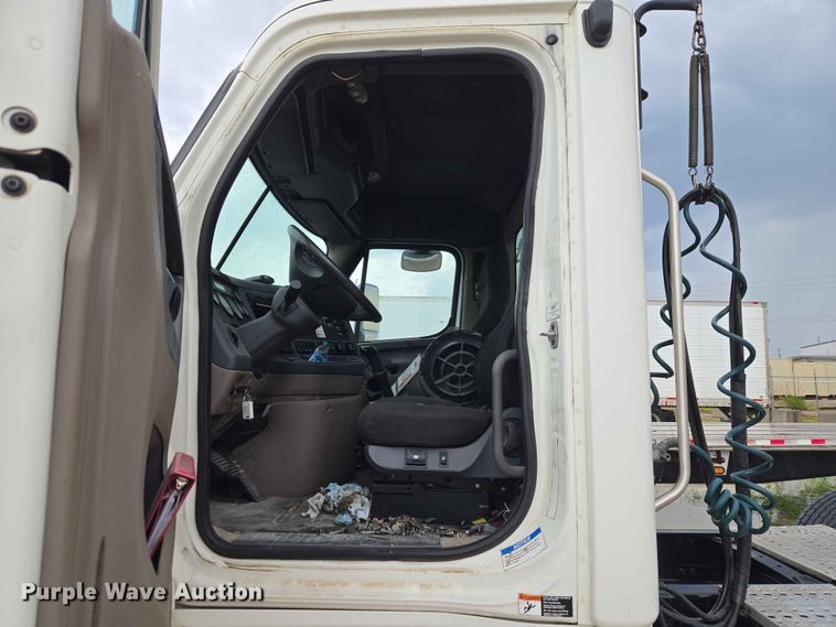 image for item EW0254 2010 Freightliner Cascadia 113 semi truck