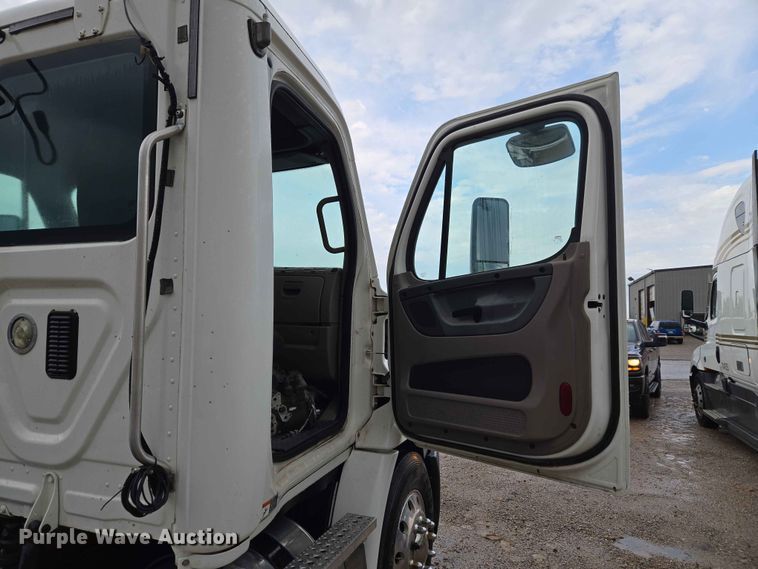 image for item EW0254 2010 Freightliner Cascadia 113 semi truck