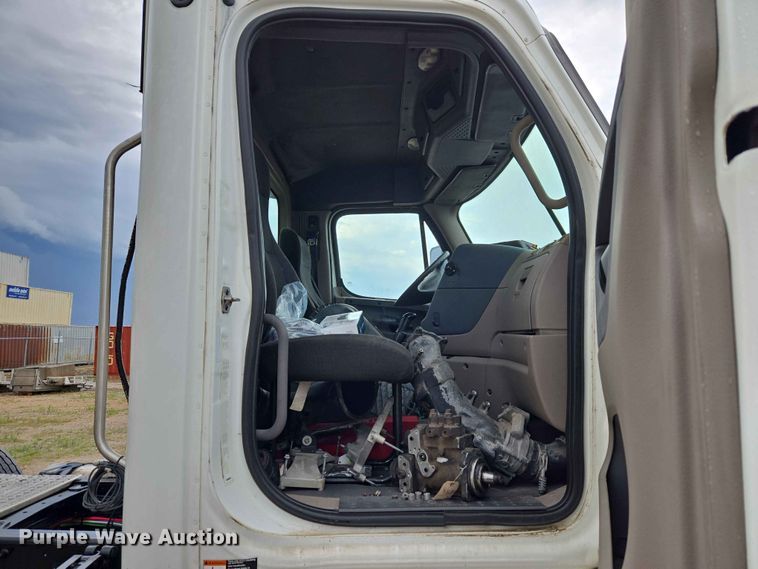 image for item EW0254 2010 Freightliner Cascadia 113 semi truck
