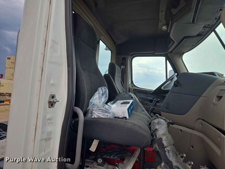 image for item EW0254 2010 Freightliner Cascadia 113 semi truck