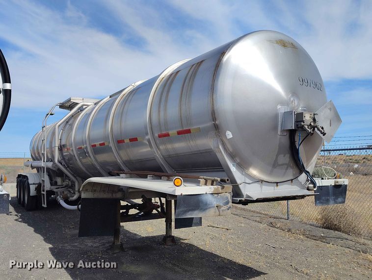 image for item EW1015 1999 Beall tank trailer