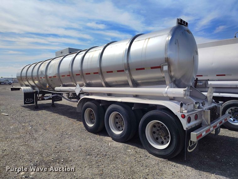image for item EW1015 1999 Beall tank trailer