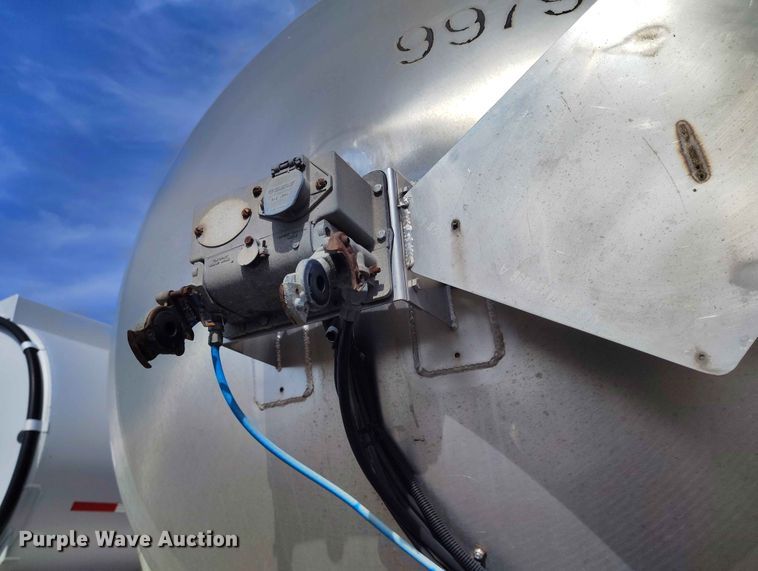 image for item EW1015 1999 Beall tank trailer