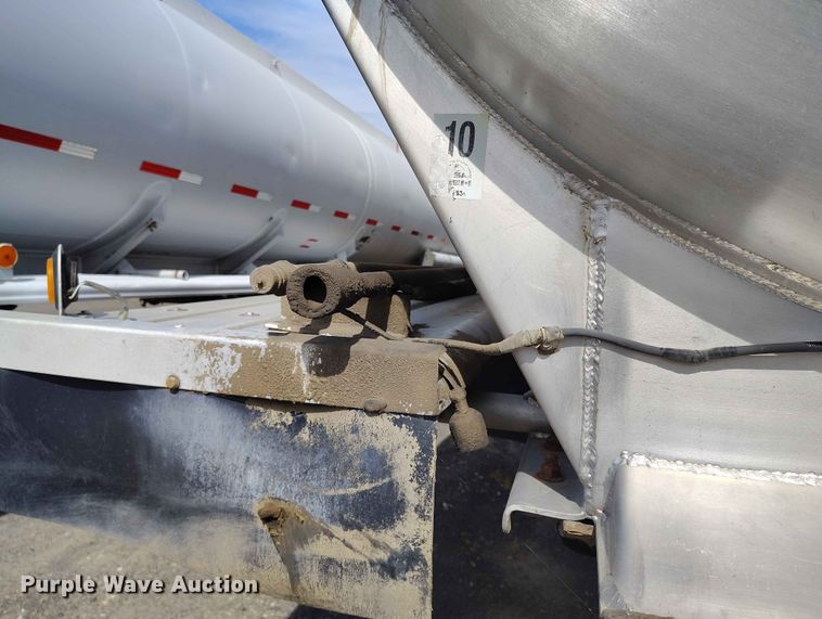 image for item EW1015 1999 Beall tank trailer